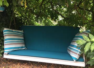 Egyedi méret alapján készült háttámlás padpárna hintaágyhoz Sunbrella Charron színben, Stripy Turquoise színű díszpárnákkal kombinálva Egyedi méret alapján készült háttámlás padpárna hintaágyhoz Sunbrella Charron színben, Stripy Turquoise színű díszpárnákkal kombinálva