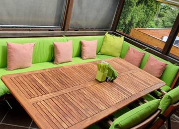Egyedi igény szerint gyártott padpárnák és magas háttámlás párnák kerti bútorhoz Sunbrella Macao színben

