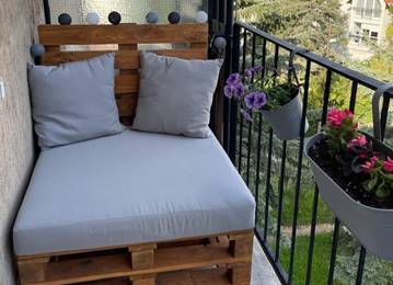 Egyedi igény szerint gyártott raklap ülőpárna és pufipárna erkélyre Sunny Gris színben Egyedi igény szerint gyártott raklap ülőpárna és pufipárna erkélyre Sunny Gris színben